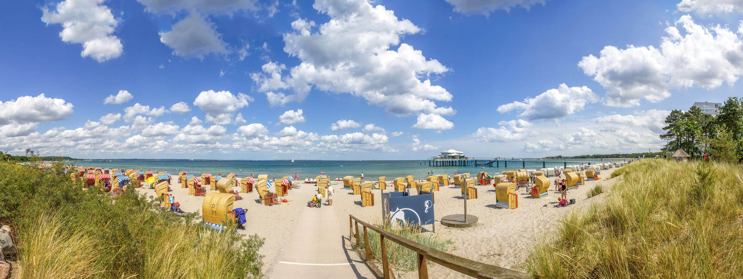 Weg zum Strand mit Strandkörben in Timmendorfer Strand an der Ostsee